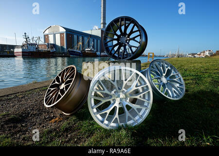 Roues en alliage sans pneus. Faite d'un mélange de métaux d'aluminium et de magnésium. L'image du groupe. Banque D'Images