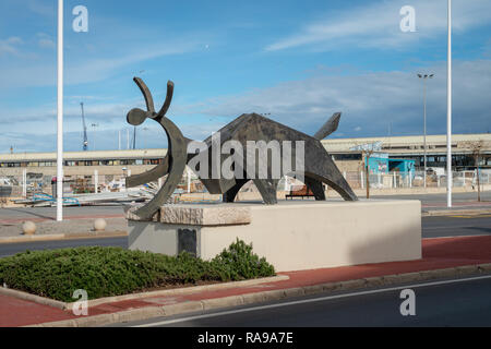 Une grande sculpture en fer d'un taureau jetant une personne dans la mer par l'artiste Javea Toni Mari sur la route principale longeant la mer, port près de Denia Banque D'Images