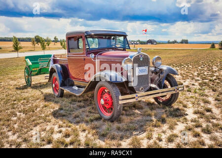 Un modèle Ford une camionnette avec remorque, made in America de 1928 à 1932, une voiture de collection classique. Banque D'Images