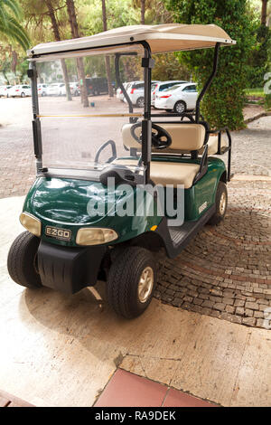 Une petite voiture électrique est loué à des touristes de l'hôtel club club Salima en Beldibi, Turquie Banque D'Images