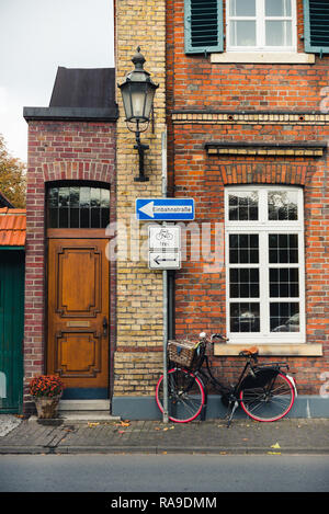 Vue latérale sur la rue signe avec location gratuite et d'un sens. Il y a un cicycle rétro sous le signe. Banque D'Images