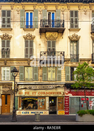 NICE, FRANCE - 25 MAI 2018 : Pretty Street Cafe, avenue de la République Banque D'Images