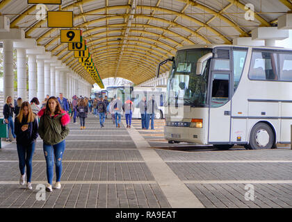 Le terminal de bus longue distance 9 plate-forme et, avec l'autobus en attente, et les passagers arrivant de la ligne principale, les chiffres et l'architecture du dôme voûté Banque D'Images