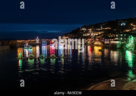 Les lumières de Noël Port Mousehole à Cornwall. Banque D'Images