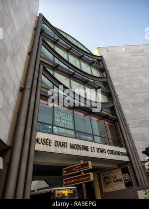 NICE, FRANCE - 25 MAI 2018 : entrée au Musée d'Art moderne (Musée d'art moderne et d'art contemporain) Banque D'Images