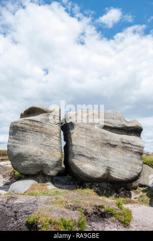 S'éroder et split rock dues aux intempéries sur Kinder Scout, Derbyshire Peak District, England, UK Banque D'Images