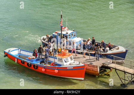 TENBY, Pembrokeshire, Pays de Galles - AOÛT 2018 : Les gens descendent de petits bateaux à la fin de leur voyage à Saint-Martin, l'ouest du pays de Galles. Banque D'Images