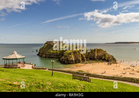 TENBY, Pembrokeshire, Pays de Galles - AOÛT 2018 : grand angle de visualisation de la colline surplombant la plage et château de St Catherine's Island à Tenby, Ouest du pays de Galles. Banque D'Images