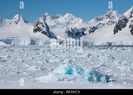 L'antarctique, péninsule Antarctique, dans le Nord de Gerlache Gerlache, tout droit. Rempli de Glace Bay avec des montagnes au loin. Banque D'Images