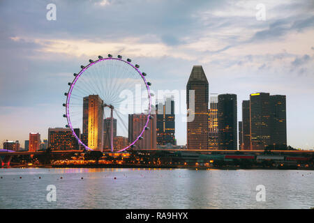 Le centre-ville de Singapour comme vu de la Marina Bay dans la nuit Banque D'Images