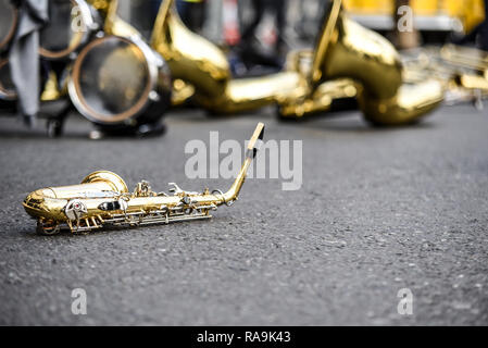 Saxophone sur le sol isolé d'autres instruments de cuivres à la parade du jour de l'an de Londres, Royaume-Uni. Préparation de l'événement Banque D'Images