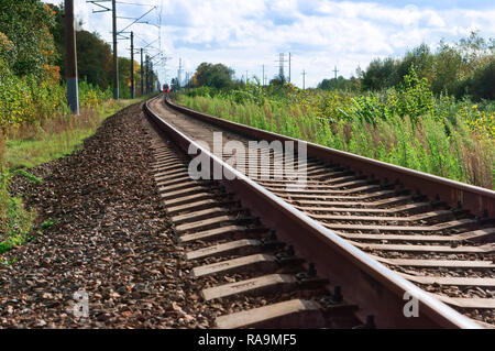 S'étendant rails dans la distance, des voies de chemin de fer, tourner au chemin de fer Banque D'Images