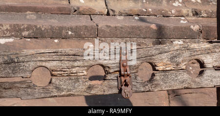 Stocks à la croix dans le village de Lymm, Cheshire, Angleterre, Royaume-Uni. Banque D'Images