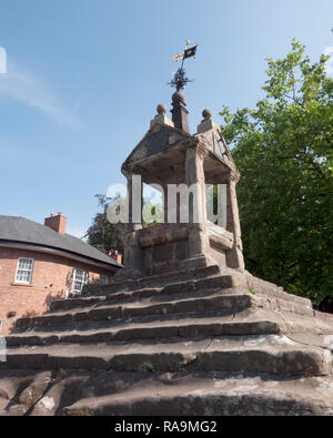 Lymm croix au centre du village de Lymm, Cheshire, Angleterre, Royaume-Uni. Banque D'Images