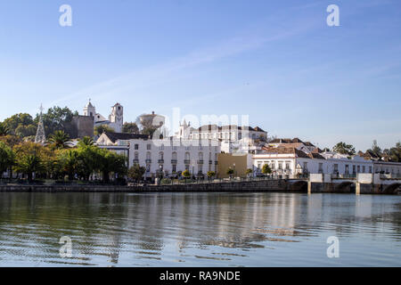 Tavira,Portugal,UNE vue sur le quai le long de la rivière Giláo à Tavira. Banque D'Images