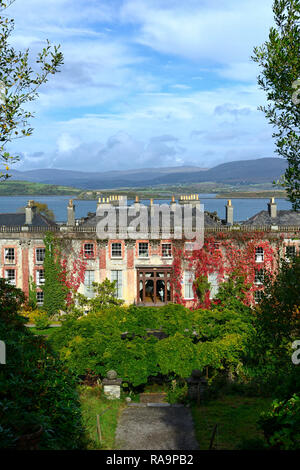 Fort parterre de couverture,cercle de glycines,Acer palmatum,terrasse,jardin,Bantry House and Gardens, West Cork Garden Trail Floral,RM Banque D'Images