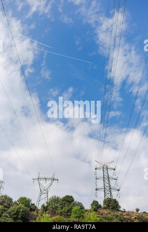 Les tours de transmission d'électricité contre fond de ciel bleu. Photographie couleur vertical. Banque D'Images