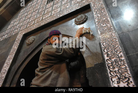 Srinagar, au Cachemire. 09Th Jan, 2019. Un homme nettoie la Grande Mosquée Jamia Masjid à Srinagar, Cachemire indien 2 janvier 2019. Pro-Freedom leaders disent un groupe de jeunes hommes vendredi dernier déployé le drapeau du groupe État Islamique et profané la chaire de la Grande Mosquée Jamia Masjid, dans la ville principale, tout en accusant les hommes de jouer dans les mains du gouvernement indien pour saper la lutte pour le droit à l'autodétermination. Credit : Muzamil Mattoo/Pacific Press/Alamy Live News Banque D'Images