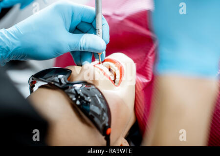 Close-up of a woman's face au cours de l'examen dentaire professionnel Banque D'Images