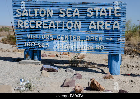 16 mai 2015 - Bombay Beach, CA : Inscrivez-vous à la Salton Sea State Recreation Area accueille favorablement les campeurs et les pêcheurs sur les rives du lac. Banque D'Images