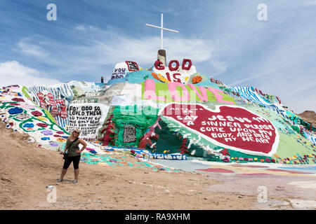 NILAND, CALIFORNIE - Le 21 août 2018 : Leonard Chevaliers Salut peint sur la montagne Beal Road en dehors de Niland, Californie Banque D'Images