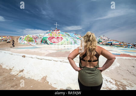 NILAND, CALIFORNIE - Le 21 août 2018 : femme s'admirant Leonard Chevaliers Salut peint sur la montagne Beal Road en dehors de Niland, Californie Banque D'Images