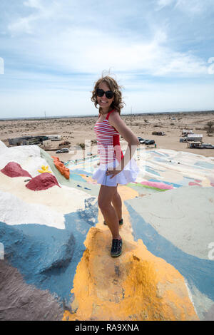 NILAND, CALIFORNIE - Le 21 août 2018 : Leonard Chevaliers Salut peint sur la montagne Beal Road en dehors de Niland, Californie Banque D'Images