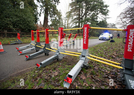 Les nouvelles mesures anti-terroristes qui ont été mis en autour de Sandringham cette semaine.Le Pitagone est un camion spécial anti-ram-barrière. Nouvelles mesures de lutte contre le terrorisme ont été mis en place autour de la résidence de la Reine à Sandringham à Norfolk, tandis qu'elle passe la saison de vacances. Chariot spécial anti-ram-barrières ont maintenant été intégrée aux quatre routes qui mènent à la succession royale. Les trois pieds de haut barrières modulaires peuvent très rapidement être déplacées sur les routes par la police pour empêcher les véhicules de passer si nécessaire. Ils ont été conçus par la Belgique, société Pitagone, qui speci Banque D'Images