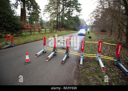 Les nouvelles mesures anti-terroristes qui ont été mis en autour de Sandringham cette semaine.Le Pitagone est un camion spécial anti-ram-barrière. Nouvelles mesures de lutte contre le terrorisme ont été mis en place autour de la résidence de la Reine à Sandringham à Norfolk, tandis qu'elle passe la saison de vacances. Chariot spécial anti-ram-barrières ont maintenant été intégrée aux quatre routes qui mènent à la succession royale. Les trois pieds de haut barrières modulaires peuvent très rapidement être déplacées sur les routes par la police pour empêcher les véhicules de passer si nécessaire. Ils ont été conçus par la Belgique, société Pitagone, qui speci Banque D'Images