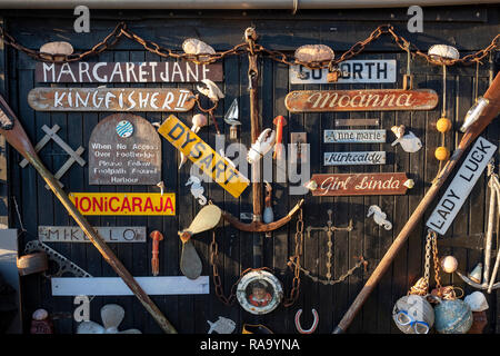 Vieux bateau plaques nominatives attaché à une porte près de la maison harbormasters à Dysart, près de Kirkcaldy, Ecosse. Banque D'Images