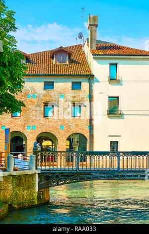 Les vieux bâtiments et petit canal avec pont à Trévise en été, Veneto, Italie Banque D'Images