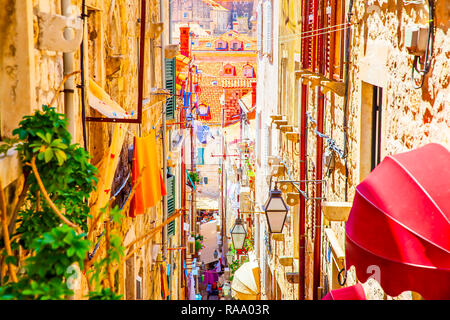 Rue de la vieille ville de Dubrovnik aux beaux jours de l'été, Croatie Banque D'Images