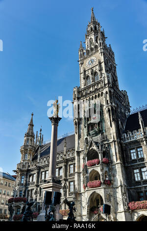 Nouvel Hôtel de Ville Tour de l'horloge et glockenspiel, Marienplatz, Munich, Allemagne Banque D'Images