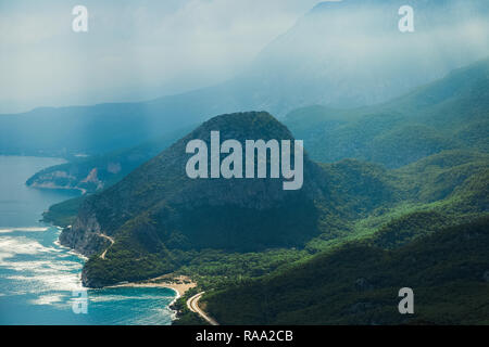 Magnifique paysage de montagne magnifique avec de charmants nuages et des rayons de soleil à tomber sur terre à travers d'épais nuages. Arrière-plan de la nature. L'horizontale Banque D'Images