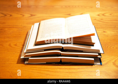 Une pile de livres empilés sur une table Banque D'Images