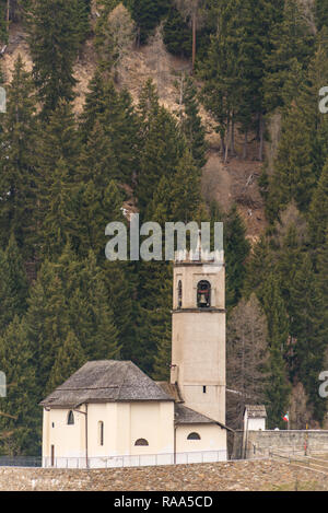 L'église paroissiale avec Bell Tower et cross sur elle à Castello, petite ville dans la municipalité de Pellizzano, Trento, Trentino, en Italie Banque D'Images