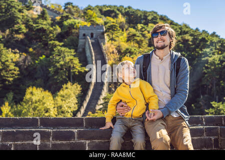 Joyeux Heureux touristes joyeux père et fils à la Grande Muraille de Chine s'amusant sur billet smiling rire et danser au cours de voyage de vacances en Asie. Destination de la Chine. Voyage avec enfants en Chine concept Banque D'Images