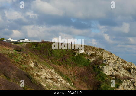 Jerbourg Point, Guernsey, Channel Islands, Royaume-Uni. Hotel Jerbourg sur falaise et vue sur l'île de Jersey dans la distance. Banque D'Images