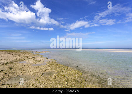 Petite île de sable blanc, de sable de corail et turquoises cristallines sur Kondoi Beach, Île Taketomi Island, Îles Yaeyama, Okinawa, Japon Banque D'Images