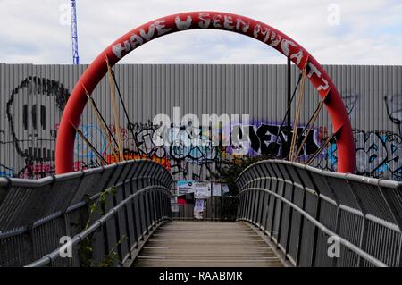 D'Hackney Wick passerelle sur la rivière Lea, East London, UK. Banque D'Images