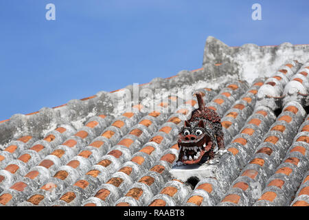 Shisa lion au sommet de toit à tuiles traditionnelles pour protéger la maison des mauvais esprits, Îles Yaeyama, Île Taketomi, Japon Banque D'Images