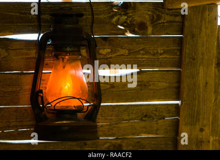 Ancienne lanterne en mineurs éclairé sur certaines planches en bois, décoration vintage Banque D'Images