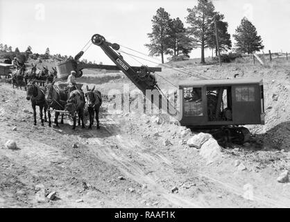 J. Fred Roberts et Sons Construction équipe travaille sur la construction de routes dans le Colorado, ca. 1922. Banque D'Images