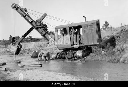 J. Fred Roberts et Sons Construction équipe travaille sur la construction de routes sur une rivière lit dans le Colorado, ca. 1922. Banque D'Images