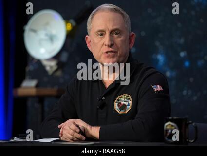 De nouveaux horizons CHERCHEUR PRINCIPAL Alan Stern au cours de la conférence de presse précédant la Ultima Thule de survol par la sonde à la Johns Hopkins University Applied Physics Laboratory 31 décembre 2018 dans la région de Laurel (Maryland). Le survol par la sonde spatiale s'est produit (4km 6,5 milliards milliards de kilomètres, ce qui en fait le plus lointain jamais d'un objet d'exploration de notre système solaire. Banque D'Images