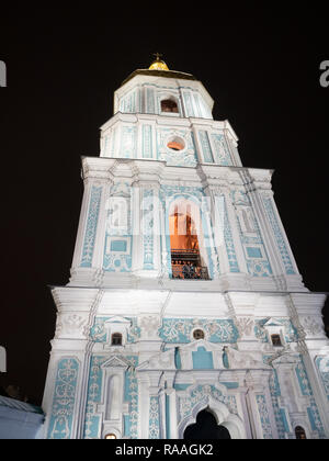 Kiev, UKRAINE - 30 décembre 2018 : clocher de cathédrale Sainte-Sophie Monastère patrimoine de l'UNESCO avec rétroéclairage belle de nuit Banque D'Images