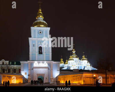Kiev, UKRAINE - 30 décembre 2018 : Nuit image fixe de monastère Saint-michel-au-Dôme-dor cathédrale avec belle rétro-éclairage Banque D'Images