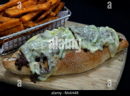 Philly cheese Steak et frites Banque D'Images