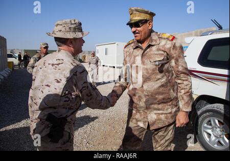 Brick espagnol. Le général Angel Castilla, gauche, commandant de la Force opérationnelle Besmaya, accueille le général irakien Hamid Abdaclam Emhamed, commandant de la Police des Frontières, lors d'une visite à Besmaya complexe gamme, l'Iraq, le 11 janvier 2017. Besmaya est l'un des quatre Combined Joint Task Force - Fonctionnement inhérents résoudre endroits dédiés à renforcer les capacités des partenaires. Les GFIM-OIR est la Coalition mondiale pour vaincre ISIL en Iraq et en Syrie. Banque D'Images