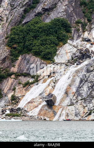L'eau de fusion de la chute de la Dawes Glacier dans l'Endicott Arm dans le sud-est de l'Alaska, USA. Banque D'Images